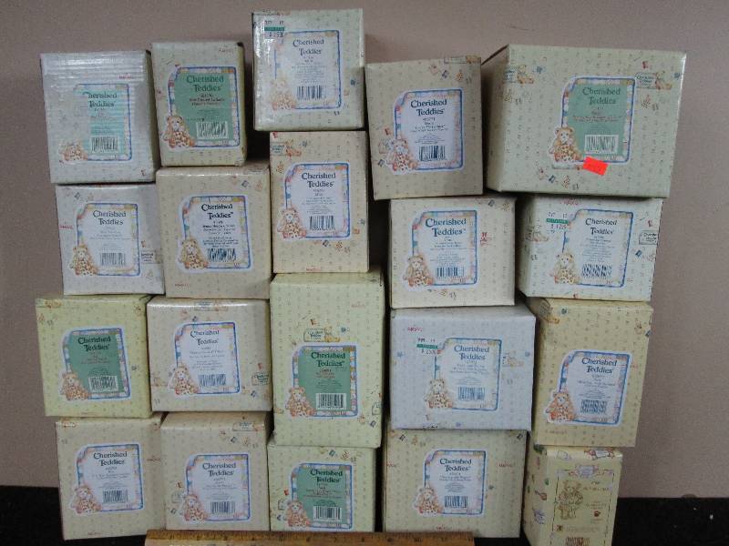 lot 128 image: Cherished Teddies