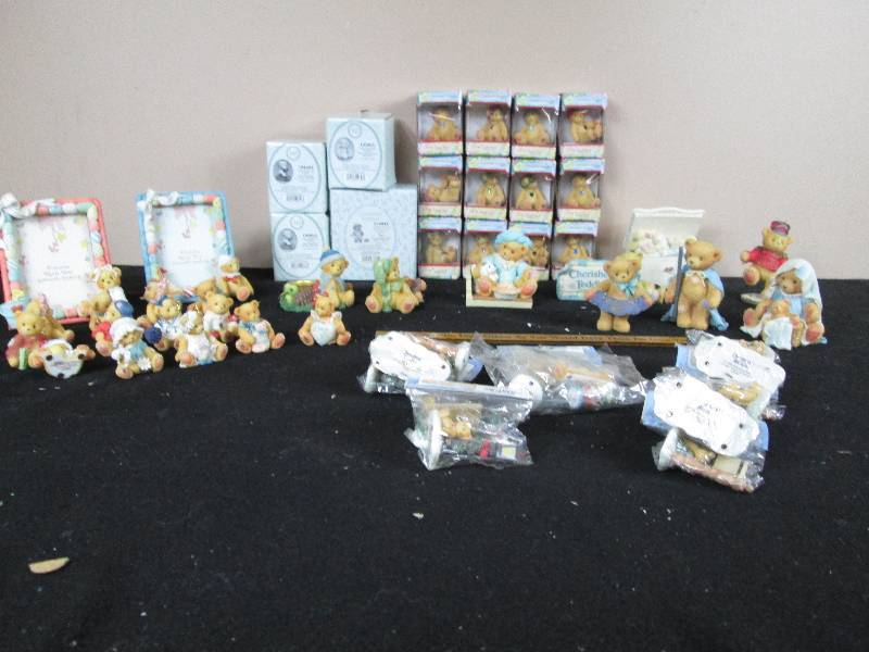 lot 140 image: Cherished Teddies Little Sparkles