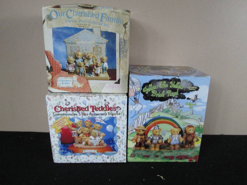 lot 145 image: Cherished Teddies