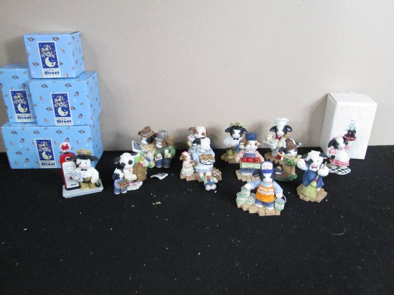 lot 150 image: Assorted Cow Figures