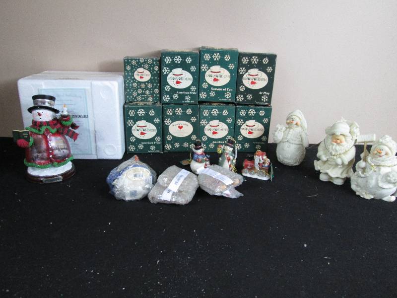 lot 154 image: Snowonders Figures