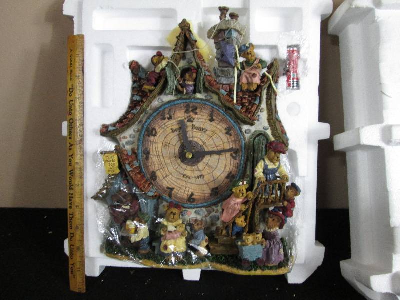 lot 161 image: Boyds Bears Clock