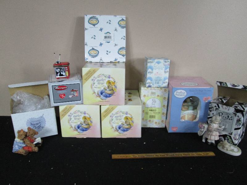 lot 166 image: Bear Figurers