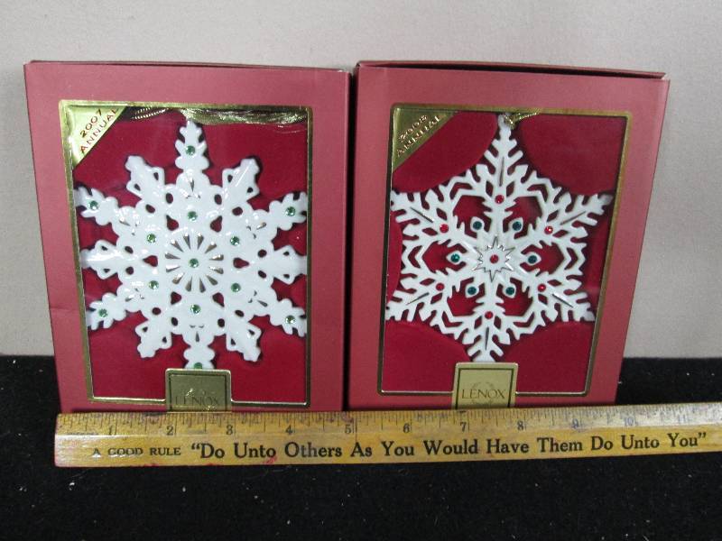 lot 171 image: Lenox Annual Snow Flakes