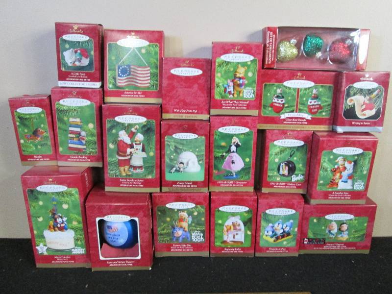 lot 184 image: Hallmark Keepsake Ornaments