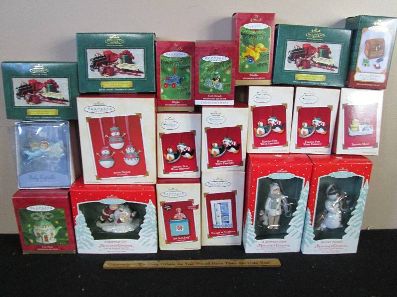 lot 185 image: Hallmark Keepsake Ornaments