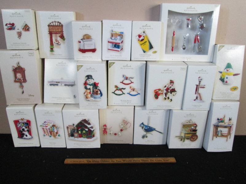 lot 186 image: Hallmark Keepsake Ornaments