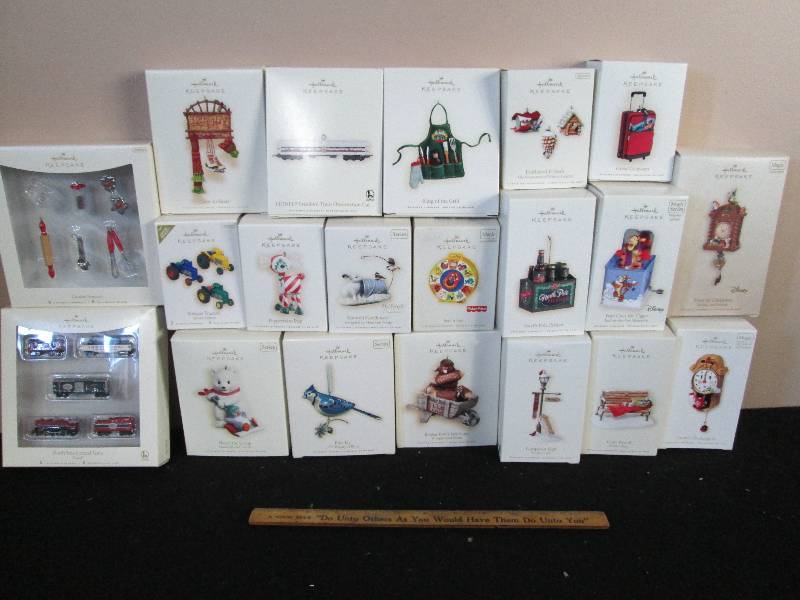 lot 187 image: Hallmark Keepsake Ornaments