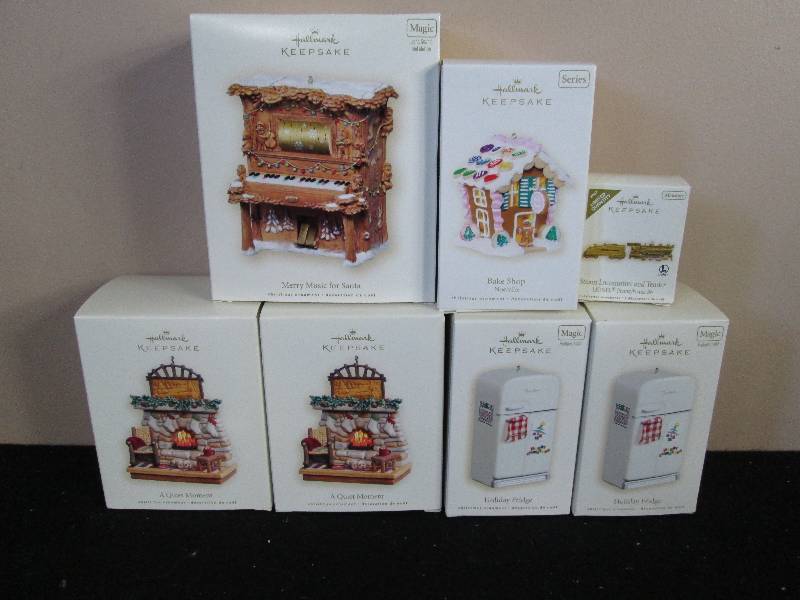 lot 189 image: Hallmark Keepsake Ornaments