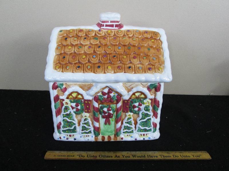 lot 194 image: Ginger Bread House Cookie Jar