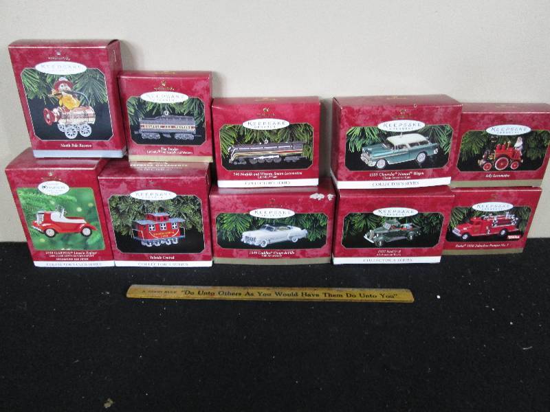 lot 199 image: Hallmark Keepsake Ornaments