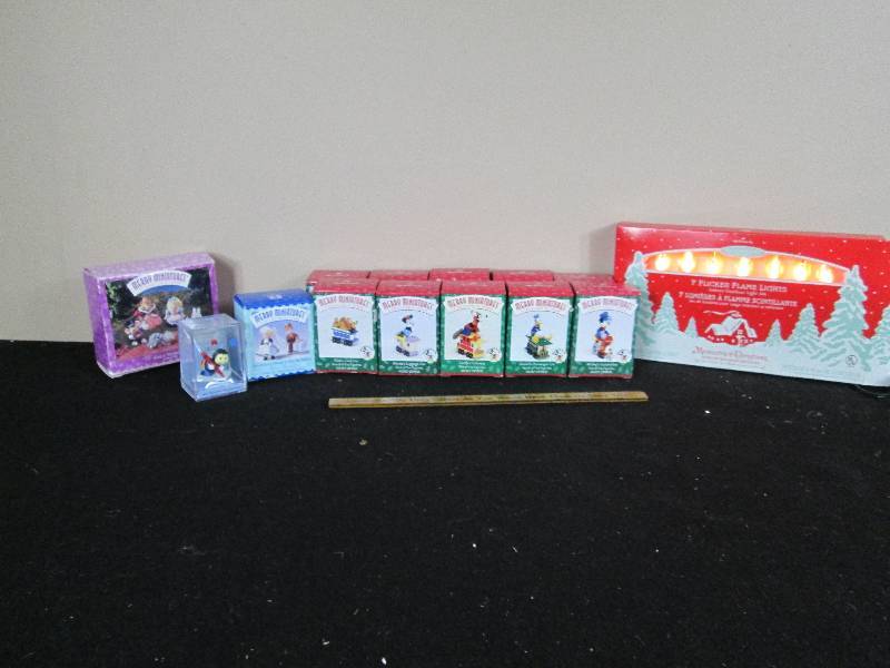 lot 201 image: Hallmark Merry Miniature Ornaments