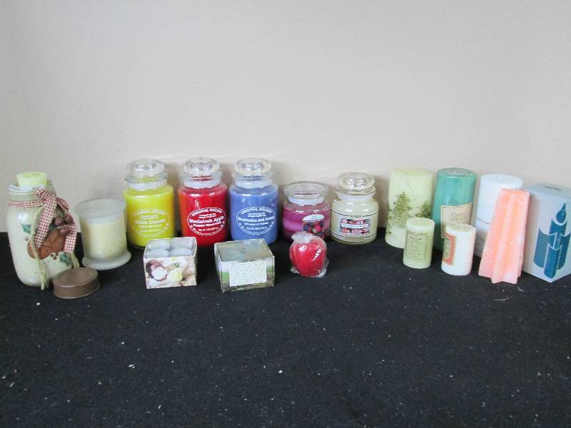 lot 212 image: Scented Candles