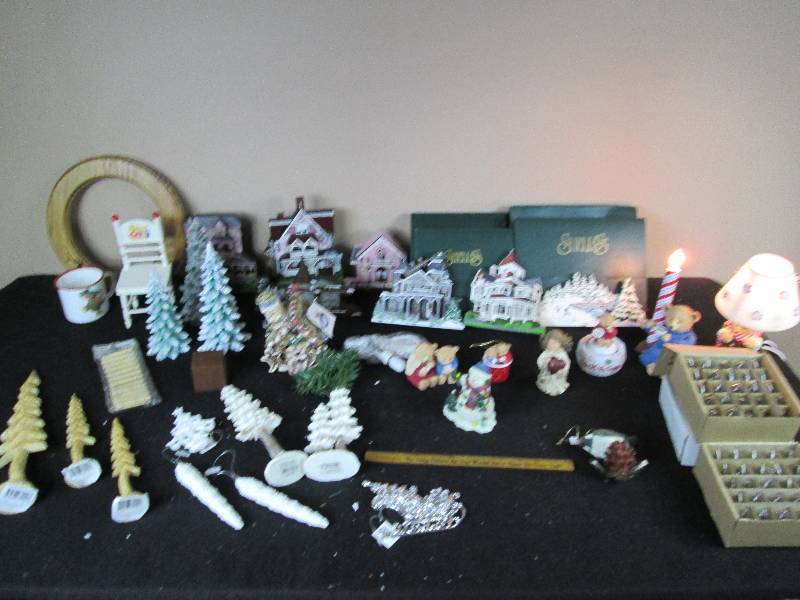 lot 230 image: Christmas Decor