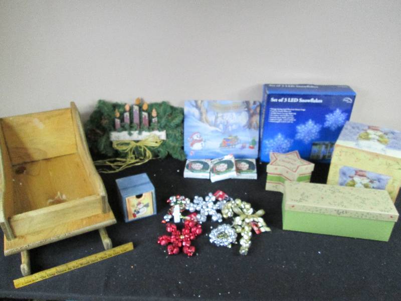 lot 232 image: Christmas Decor