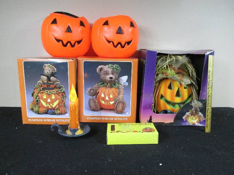 lot 237 image: Halloween Decorations