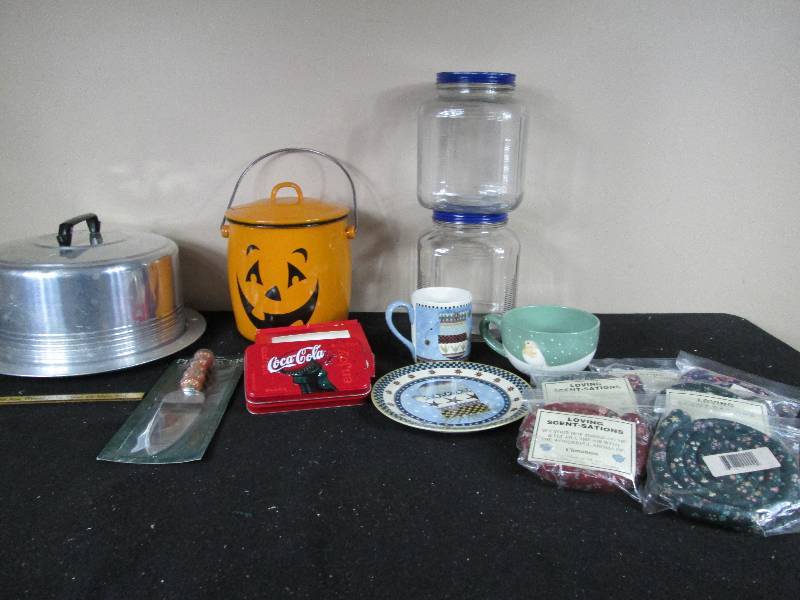 lot 238 image: Cake Pan Enamel Pumpkin Pan