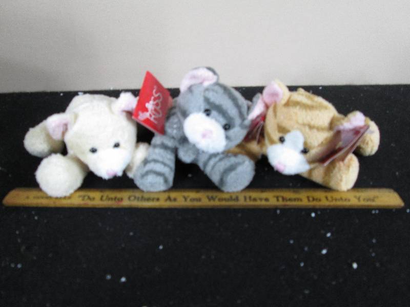 lot 252 image: Russ Beanie Cats