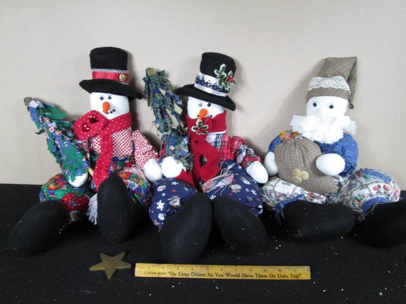 lot 253 image: 24 Plush Snowmen