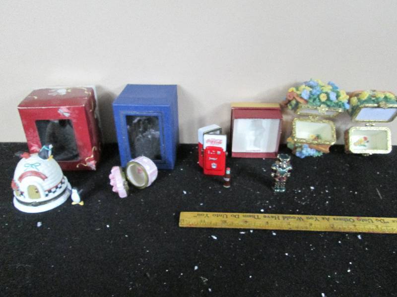 lot 263 image: Trinket Boxes