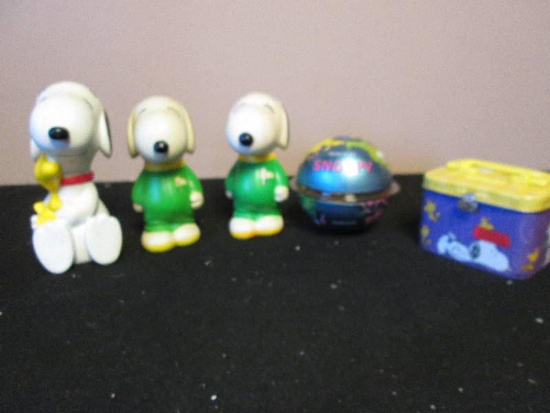 lot 156 image: Peanuts Snoopy Coin Banks