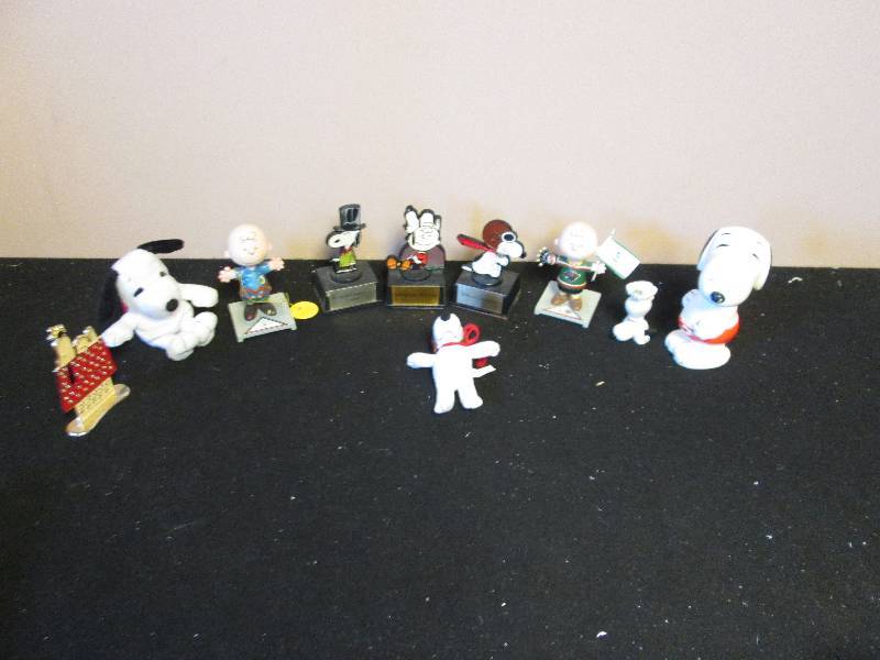 lot 157 image: Peanuts Westland Charley Brown Wild,s Hocket Figure  Snoopy Collectables