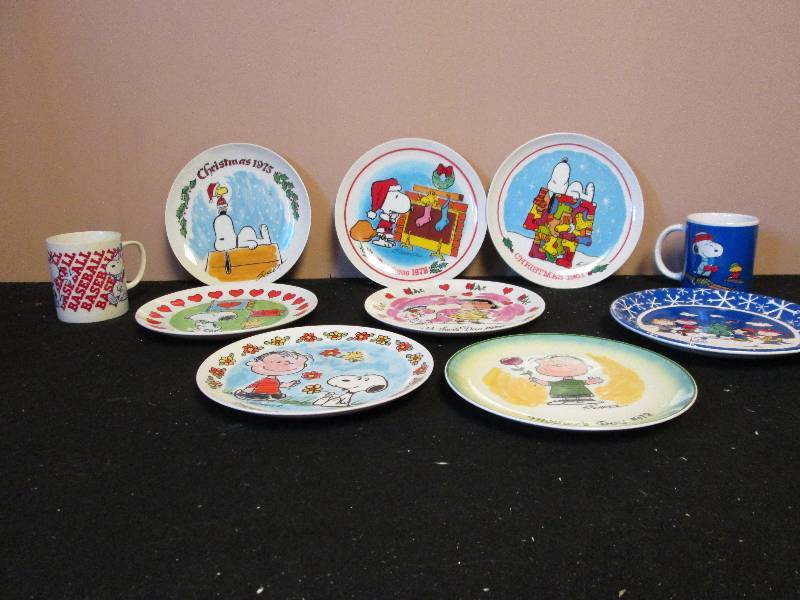 lot 158 image: Peanuts Snoopy  Collector Plates
