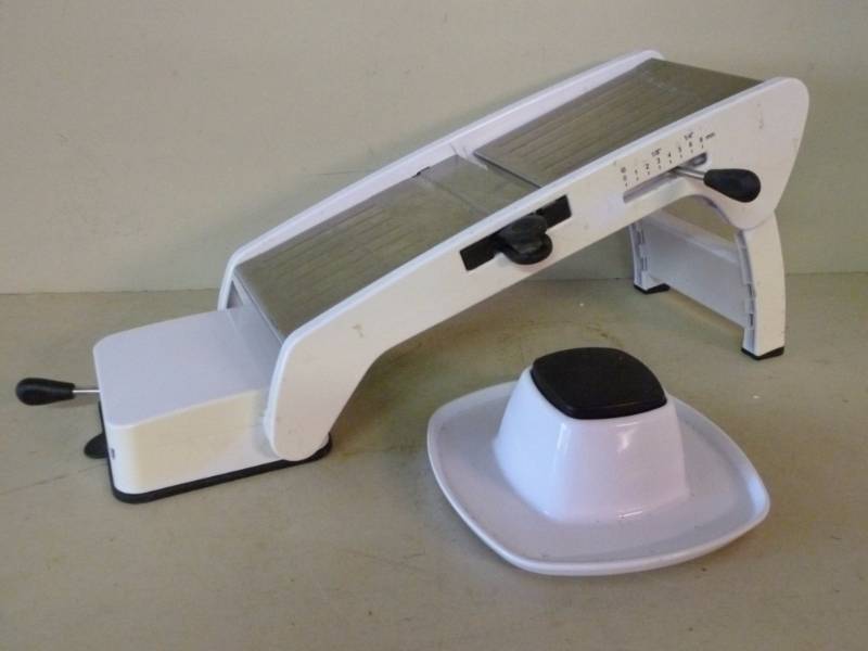lot 27 image: Kitchen Slicer