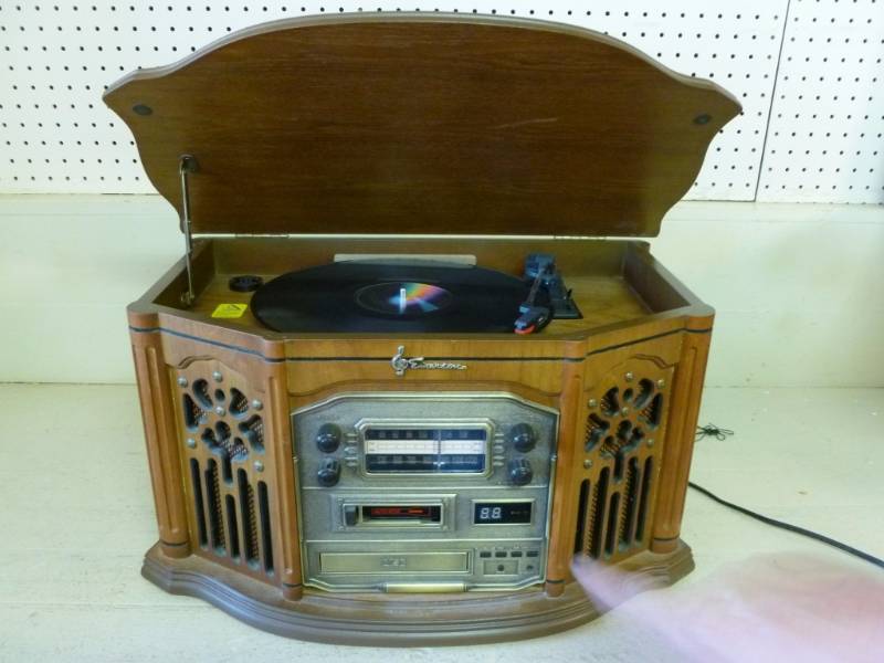 lot 37 image: Emerson Retro Radio