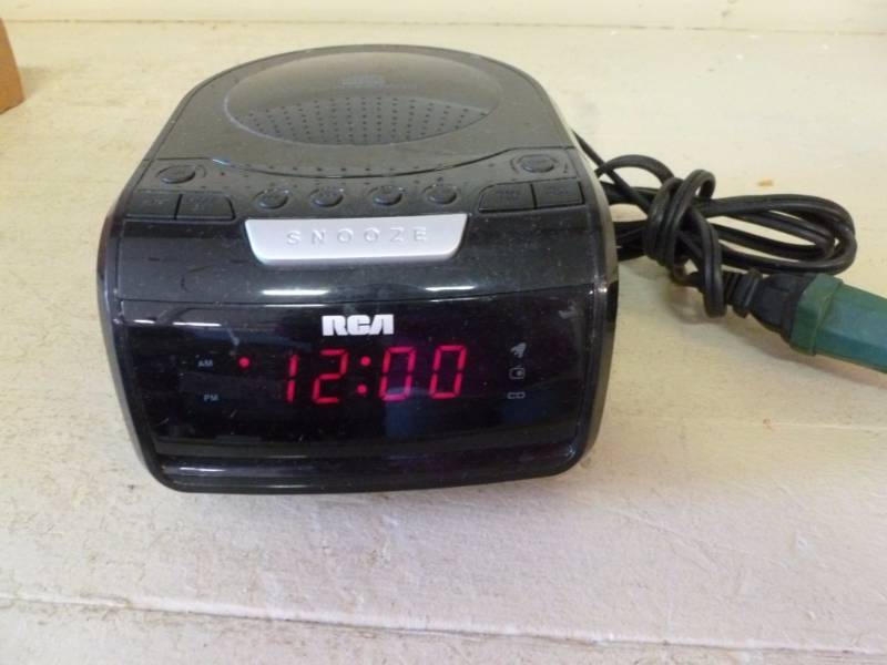 lot 39 image: CD Clock Radio