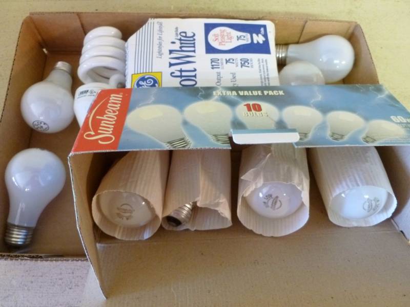 lot 74 image: Light Bulbs