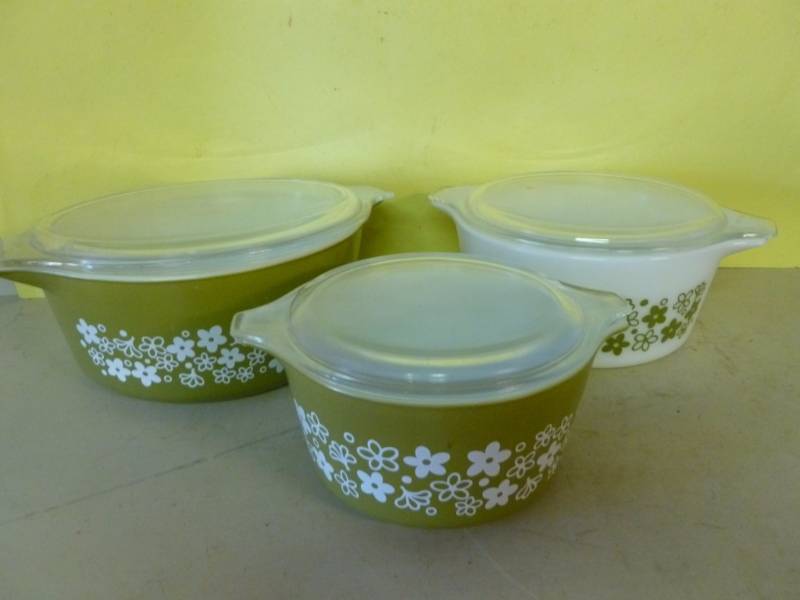 lot 84 image: Vintage Pyrex Bowl Set