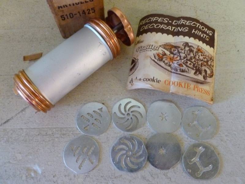 lot 91 image: Vintage Cookie Press