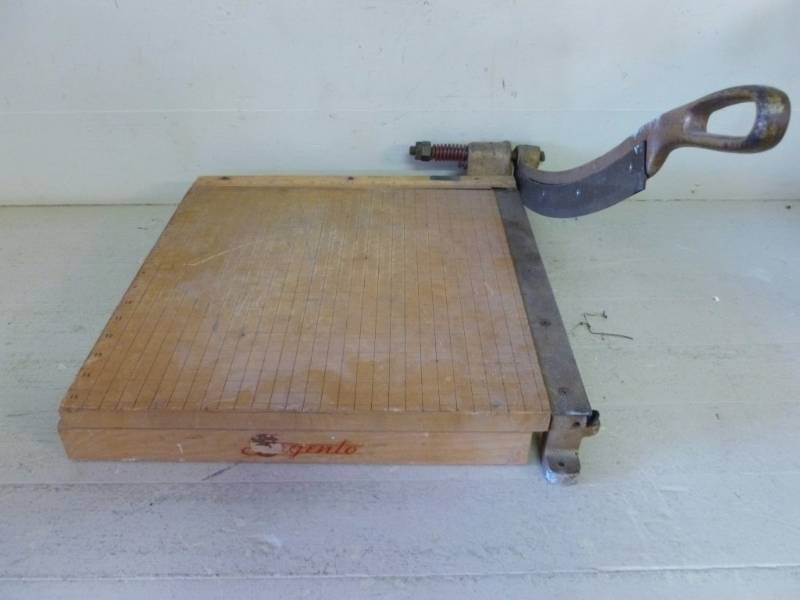 lot 165 image: Vintage Paper Cutter