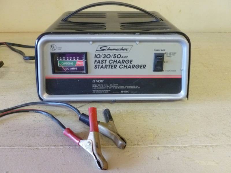 lot 210 image: Battery Charger
