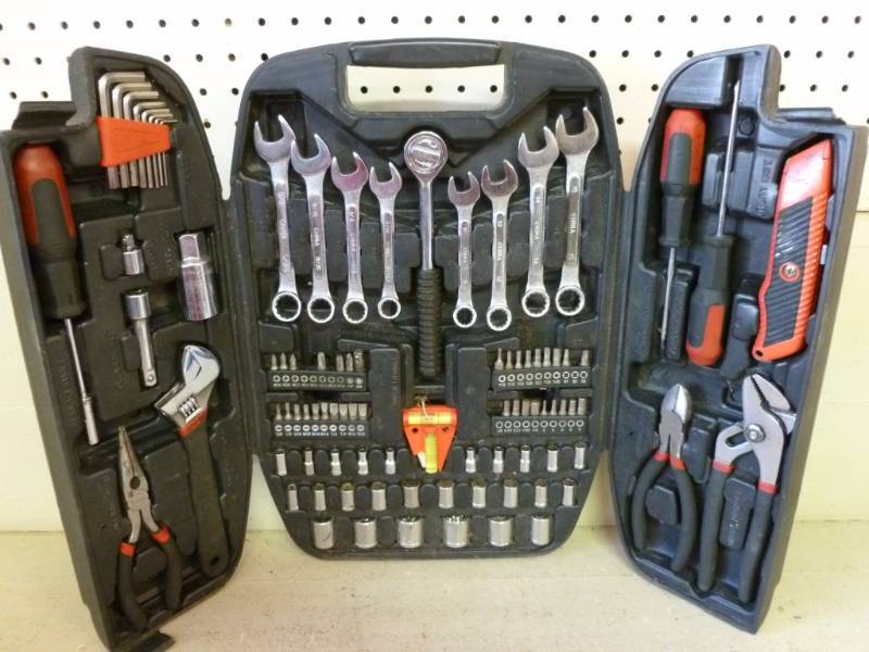 lot 302 image: Tool Set