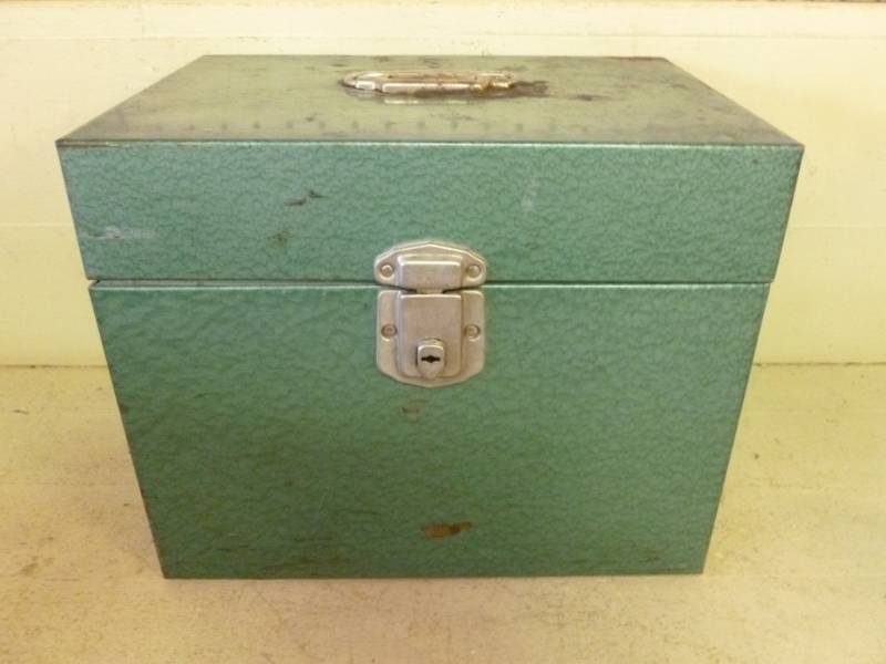 lot 371 image: Vintage Metal Case