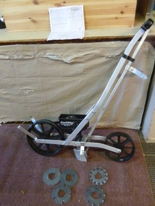 lot 401 image: Garden Seeder