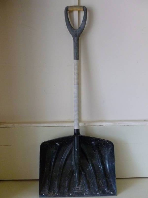 lot 431 image: Snow Shovel