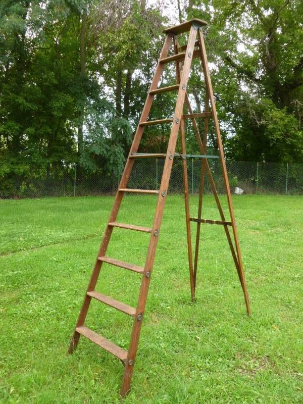 lot 438 image: Wooden Step Ladder