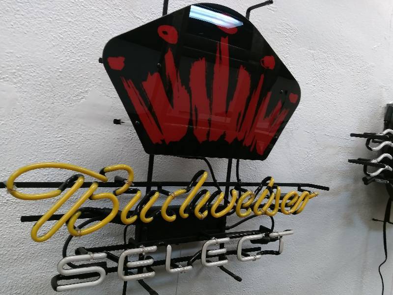 lot 13 image: Budweiser Select Neon Sign