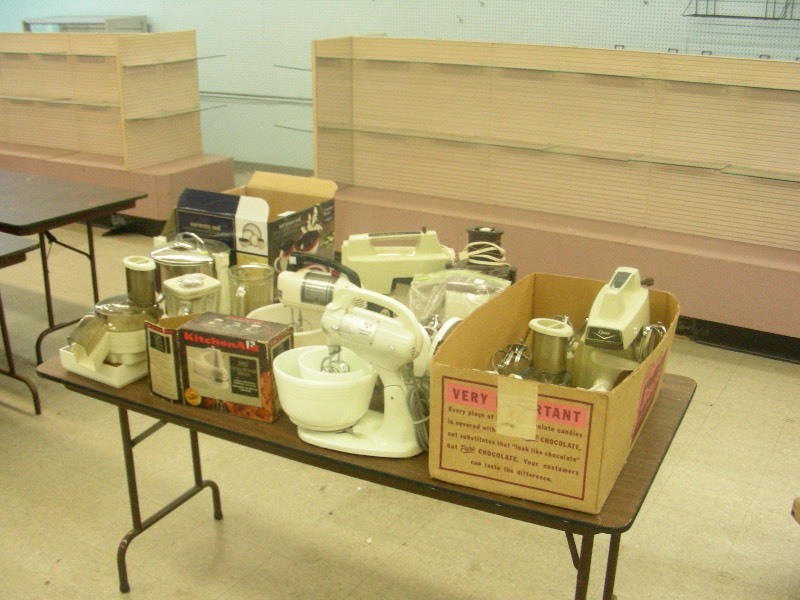 HUGE Lot of vintage Mixers, Juicers, Blenders, etc.