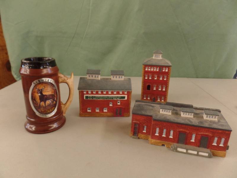 lot 307 image: Leinenkugel Ceramic Buildings