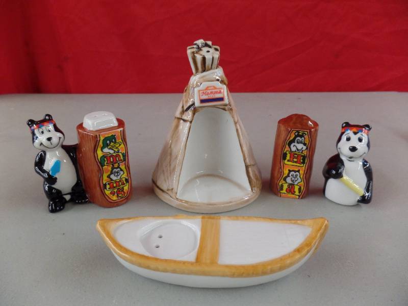 lot 347 image: Hamms Bear Indian Motif Salt & Pepper Shakers