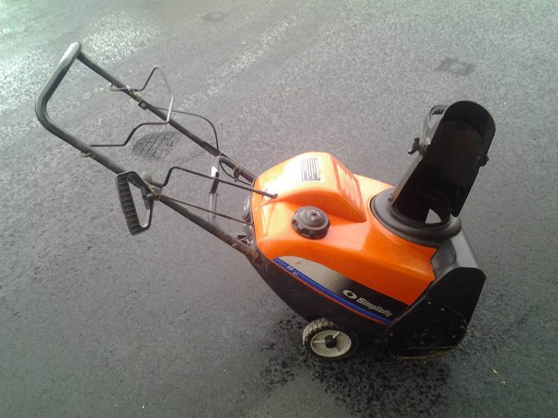 lot 1 image: Simplicity Snow Blower Model 520- 20 Inch  Works