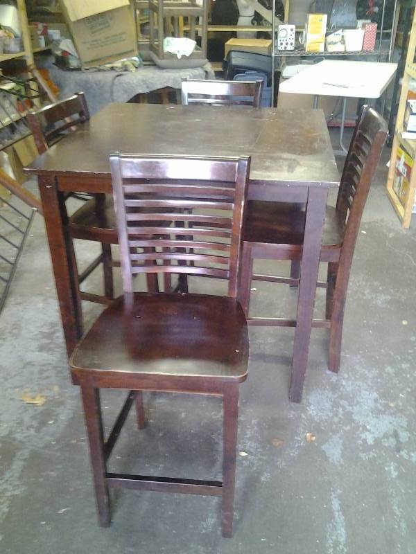 lot 7 image: Square Table With 4 Chairs 40x40x36 Tall
