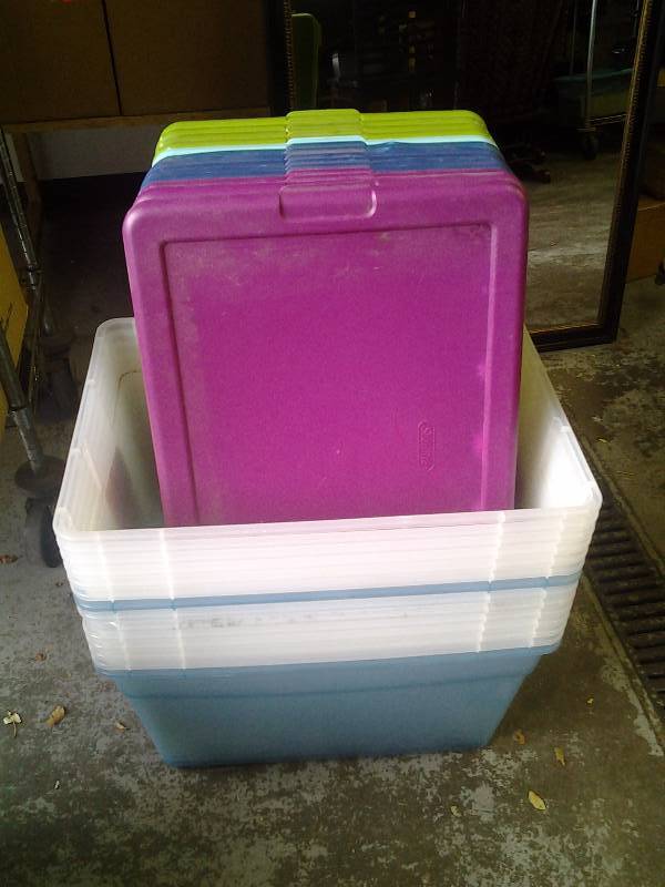lot 8 image: 14 Tote Bins With Lids