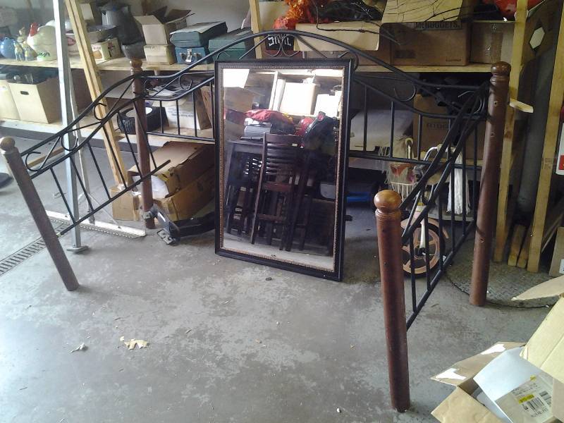 lot 9 image: Metal Day Bed & Framed Mirror 30x42