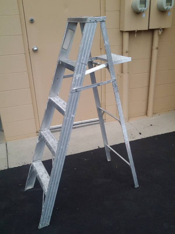 lot 11 image: 5 Foot Aluminum Ladder