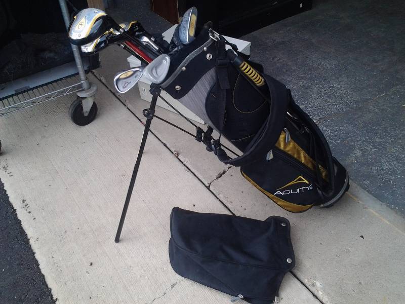 lot 28 image: Youth Golf Clubs & Bag